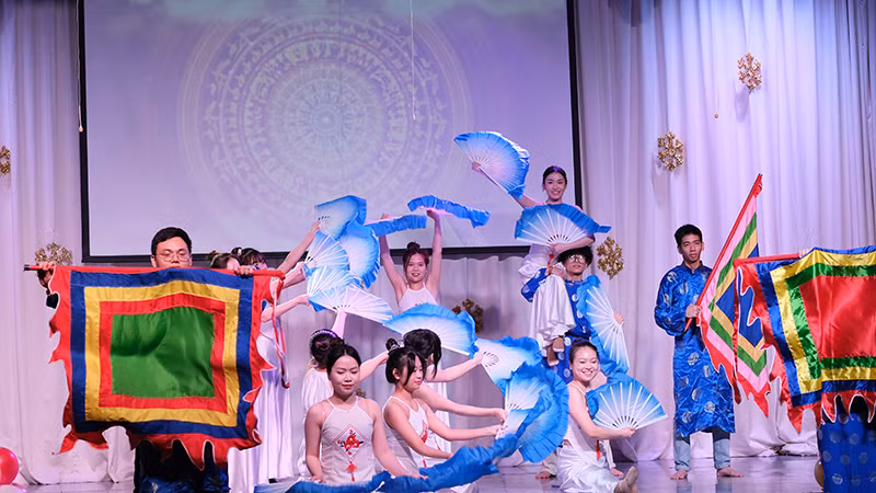 Sinh viên Việt Nam tại Kazan thể hiện điệu múa quạt trong khuôn khổ sự kiện.