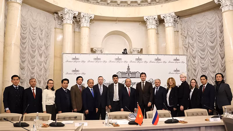 Đoàn thăm và làm việc tại Viện Hàn lâm Khoa học Nga.