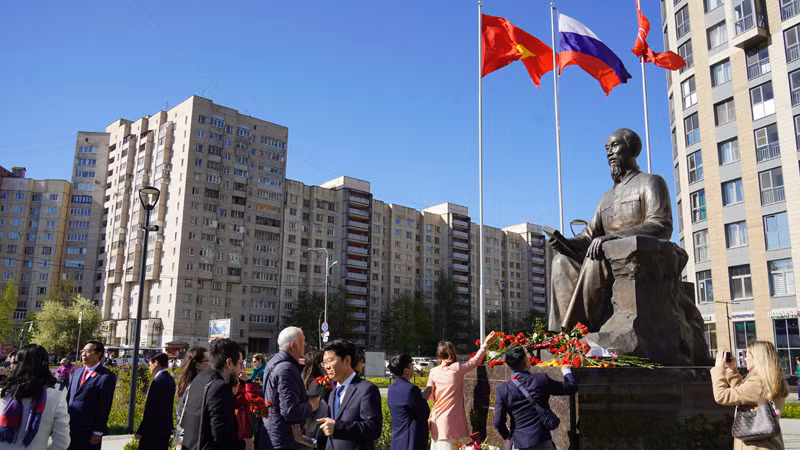 Dâng hoa tại Tượng đài Chủ tịch Hồ Chí Minh tại Saint Petersburg. (Ảnh: XUÂN HƯNG)