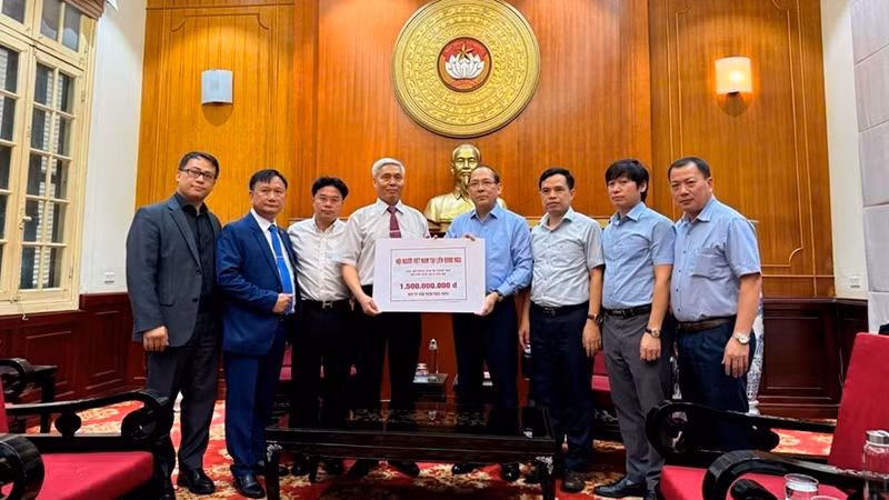 Đại diện Hội người Việt Nam tại Liên bang Nga đã trao 1,5 tỷ đồng tiền quyên góp ủng hộ đồng bào tới Mặt trận Tổ quốc Việt Nam.