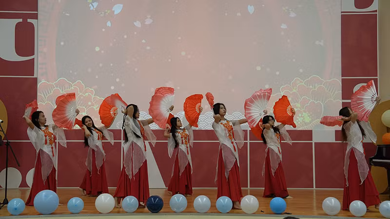 Chương trình văn nghệ chào mừng. Ảnh: XUÂN HƯNG