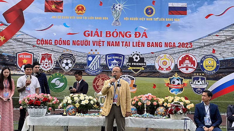 Chủ tịch Hội người Việt Nam tại Nga Đỗ Xuân Hoàng phát biểu tại lễ khai mạc. (Ảnh: Xuân Hưng)