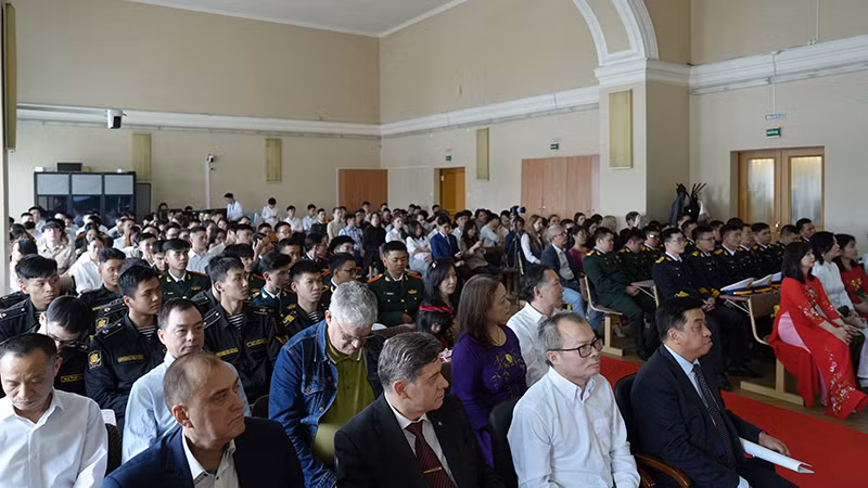 Đông đảo người Việt và Nga tham dự buổi lễ. (Ảnh: XUÂN HƯNG)