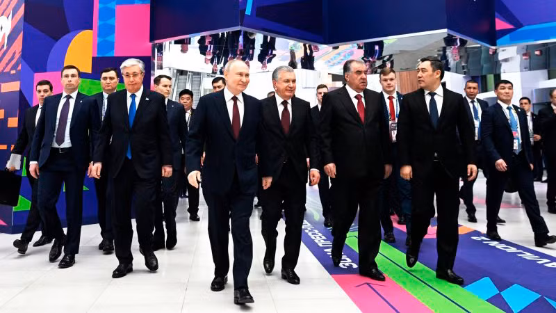 Tổng thống Putin và lãnh đạo các nước trước khi bắt đầu lễ khai mạc sự kiện. (Ảnh: RIA Novosti)