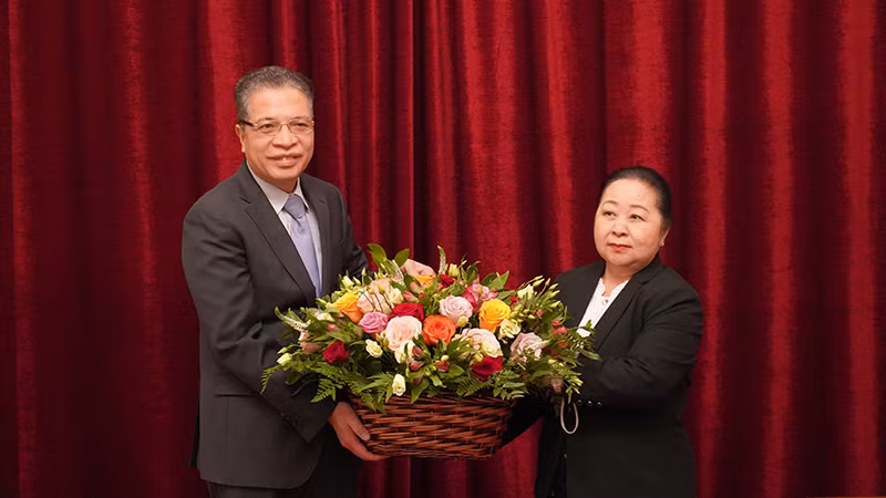 Đại sứ Việt Nam tại Nga Đặng Minh Khôi chúc mừng 48 năm Quốc khánh Lào. (Ảnh: XUÂN HƯNG)
