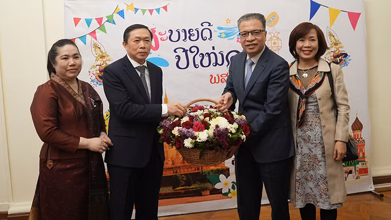 Đại sứ Đặng Minh Khôi trao tặng lẵng hoa và gửi lời chúc mừng tốt đẹp nhất đến Đại sứ Siphandone Oybuabuddy.