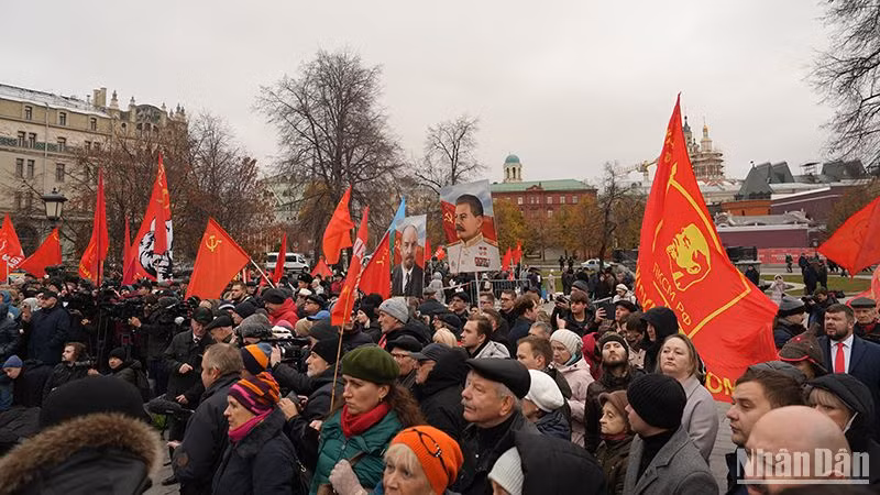 Người dân mang biểu ngữ, cờ, hoa, hô vang các khẩu hiệu, ôn lại những giá trị thời đại của Cách mạng Tháng Mười Nga vĩ đại.