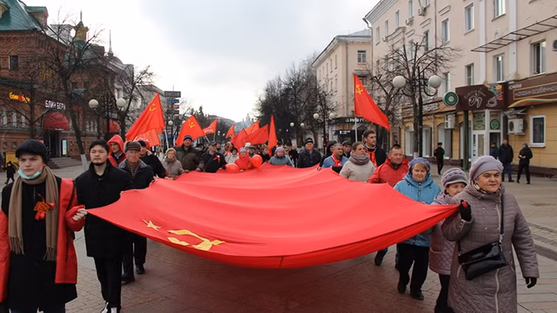 Đường phố Moskovskaya ở Penza rợp màu đỏ với cờ và biểu ngữ. (Ảnh: LEFTPENZA.RU)