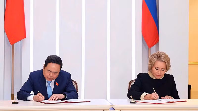 Chủ tịch Quốc hội Trần Thanh Mẫn và Chủ tịch Valentina Matvienko ký mới Thỏa thuận hợp tác giữa Quốc hội Việt Nam và Hội đồng Liên bang Quốc hội Liên bang Nga. (Ảnh: Thống Nhất/TTXVN)