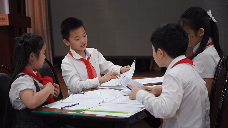 Các em học sinh tham gia Hội thi “Nét chữ-Nết người”. (Ảnh: XUÂN HƯNG)