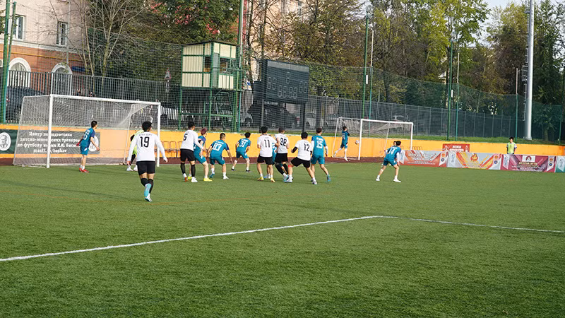 Các cầu thủ FC Friends (áo xanh) giành chức vô địch. (Ảnh: XUÂN HƯNG)