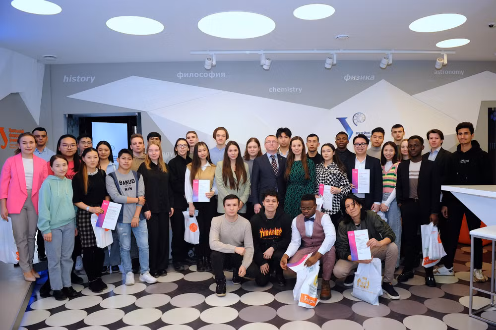 Nguyễn Phúc Lâm chụp ảnh với bạn bè quốc tế sau lễ nhận giải.