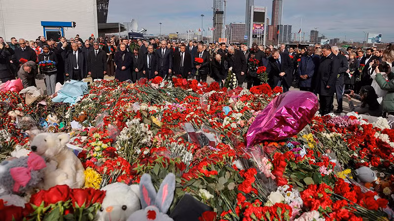 Đại diện cơ quan ngoại giao và tổ chức quốc tế đặt hoa tưởng niệm các nạn nhân trong vụ khủng bố tại Phòng hòa nhạc Crocus City Hall. (Ảnh: Reuters)