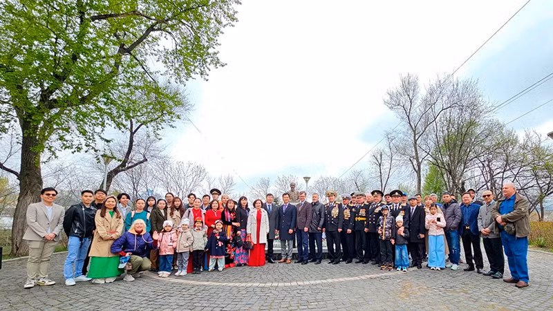 Các đại biểu chụp ảnh lưu niệm tại Tượng đài Chủ tịch Hồ Chí Minh.