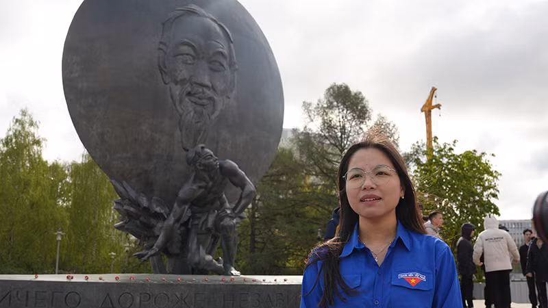 Bạn Lê Thùy Linh, sinh viên Đại học nghiên cứu y khoa quốc gia Nga mang tên N.I Pirogov xúc động chia sẻ cảm nhận về những ký ức của các cựu chiến binh. (Ảnh: XUÂN HƯNG)