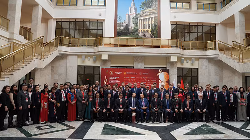 Các đại biểu chụp ảnh lưu niệm. (Ảnh: XUÂN HƯNG)