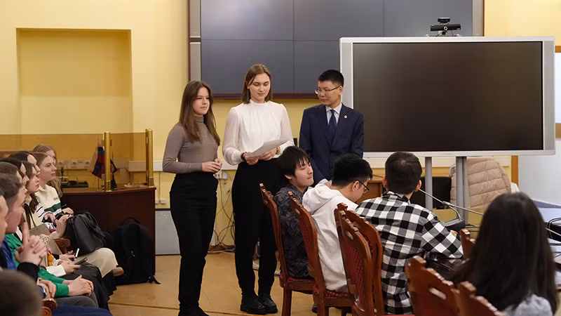 Ekaterina cùng bạn đọc thơ bằng tiếng Việt. (Ảnh: XUÂN HƯNG)