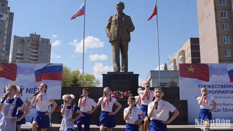 Học sinh tại Ulyanovsk biểu diễn tại lễ kỷ niệm 135 năm Ngày sinh Chủ tịch Hồ Chí Minh. (Ảnh: XUÂN HƯNG)