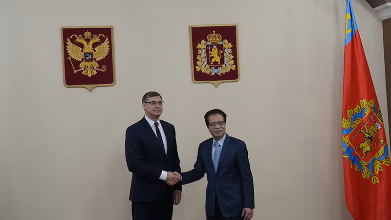 Đại sứ Đặng Minh Khôi và Thống đốc Alexander Avdeev.