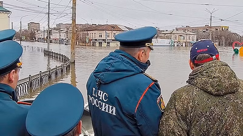 Bộ trưởng Tình trạng khẩn cấp Nga Alexander Kurenkov kiểm tra thực địa. (Ảnh: TASS)