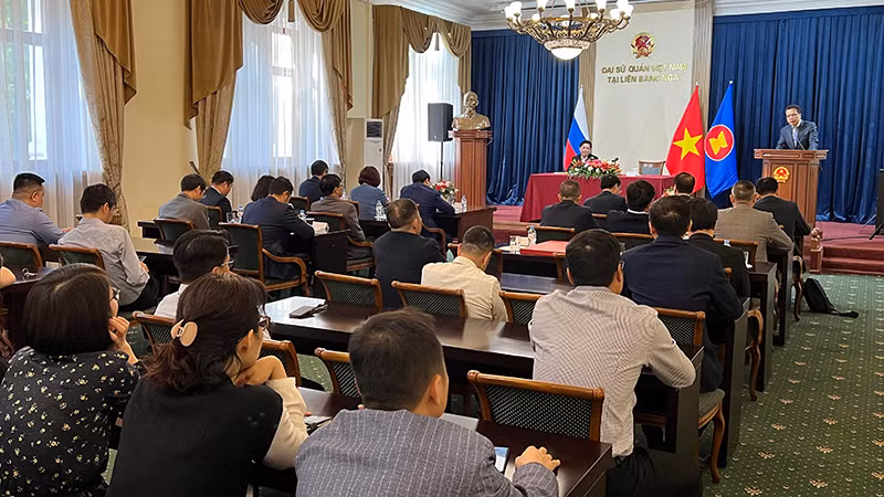 Gặp gỡ cán bộ, nhân viên Đại sứ quán Việt Nam tại Nga. (Ảnh: Xuân Hưng)