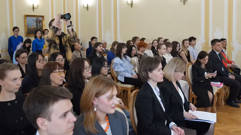 Đông đảo sinh viên Nga và Việt Nam tham dự Ngày hội tiếng Việt. (Ảnh: XUÂN HƯNG)