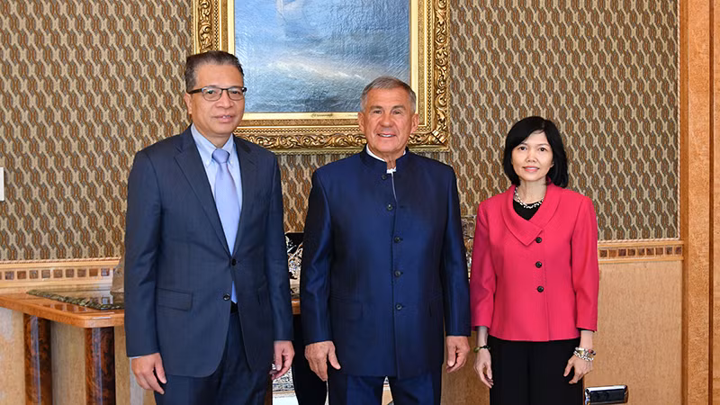 Đại sứ Việt Nam tại Liên bang Nga Đặng Minh Khôi, Người đứng đầu Cộng hòa Tatarstan Rustam Minnikhanov, Tổng lãnh sự Việt Nam tại Ekaterinburg Nguyễn Mai Hương chụp ảnh lưu niệm.