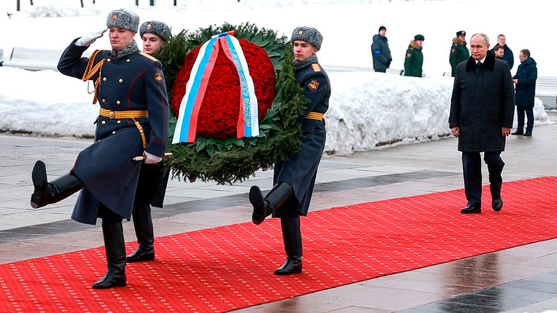 Tổng thống Nga Vladimir Putin đặt hoa tại Tượng đài Mẹ Tổ quốc ở Nghĩa trang tưởng niệm Piskaryov. (Ảnh: KREMLIN.RU)
