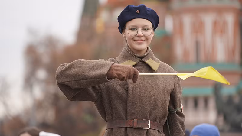 Tình nguyện viên trong trang phục nữ quân nhân thời Liên Xô.