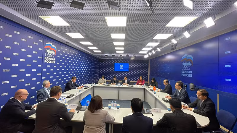 Cuộc gặp với Phó Chủ tịch Hội đồng Liên bang (Thượng viện) Nga Andrey Turchak. (Ảnh: XUÂN HƯNG)