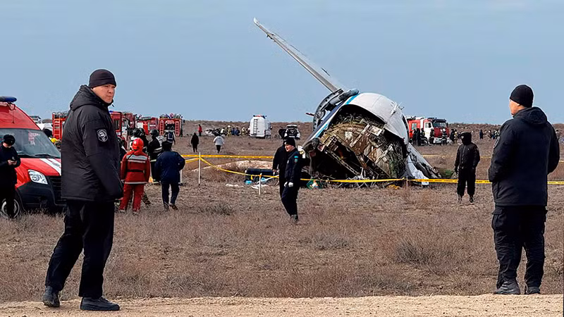 Lực lượng điều tra đã tới hiện trường xác định nguyên nhân vụ rơi máy bay. (Ảnh: TASS)