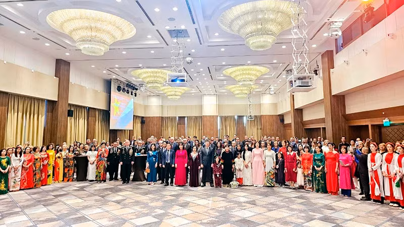 Đông đảo khách mời và bà con cộng đồng tham dự lễ kỷ niệm.