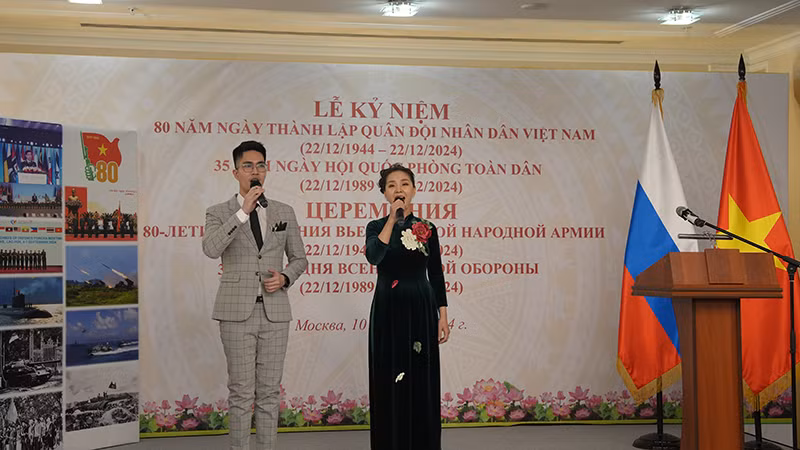 Tiết mục biểu diễn văn nghệ ca ngợi Quân đội nhân dân Việt Nam anh hùng.