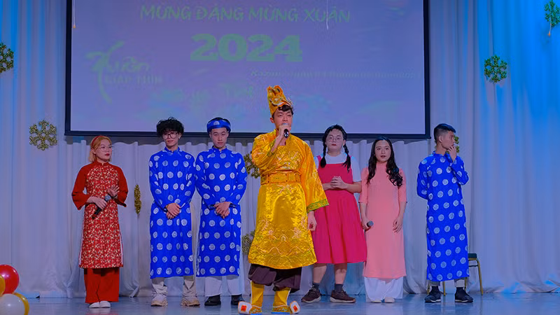 Áo dài là trang phục truyền thống, biểu tượng và nét đẹp văn hóa của con người Việt Nam.