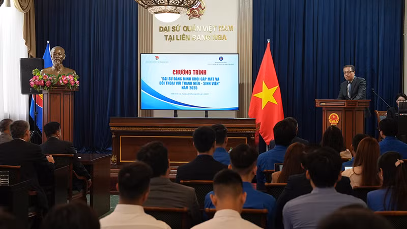 Đại sứ Đặng Minh Khôi đối thoại với thanh niên, sinh viên. (Ảnh: XUÂN HƯNG)