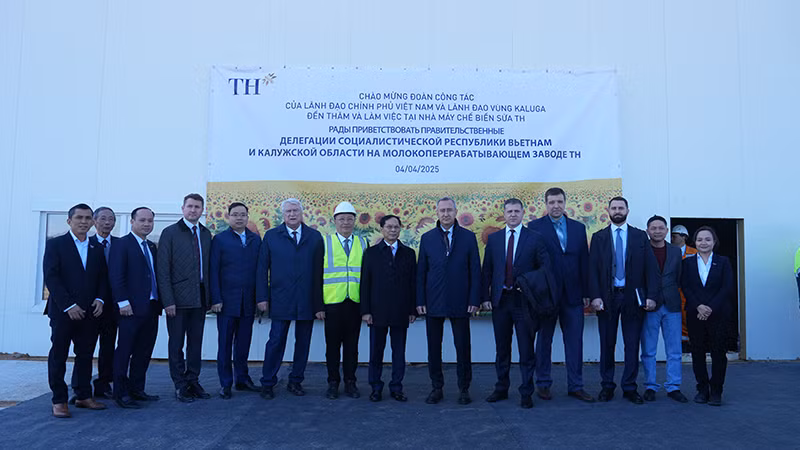 Phó Thủ tướng, Bộ trưởng Ngoại giao Bùi Thanh Sơn và Thống đốc tỉnh Kaluga Vladislav Shapsha thăm khu vực xây dựng Nhà máy chế biến sữa TH tại Kaluga. (Ảnh: XUÂN HƯNG)