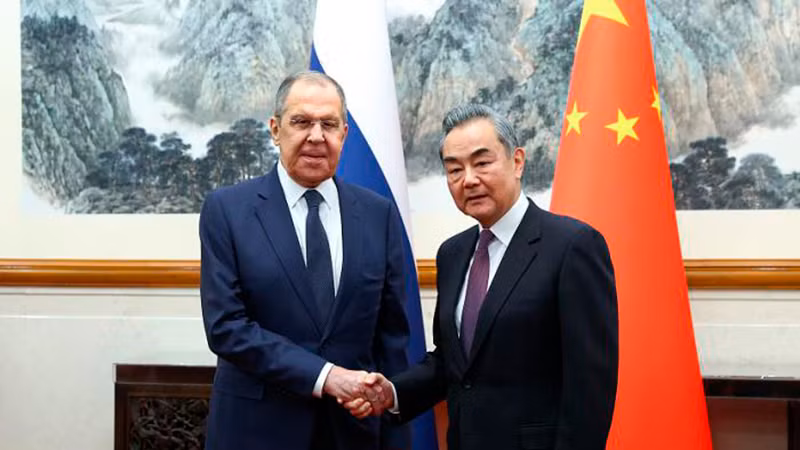 Bộ trưởng Ngoại giao Nga Sergei Lavrov (trái) và người đồng cấp Vương Nghị. (Ảnh: Bộ Ngoại giao Nga)