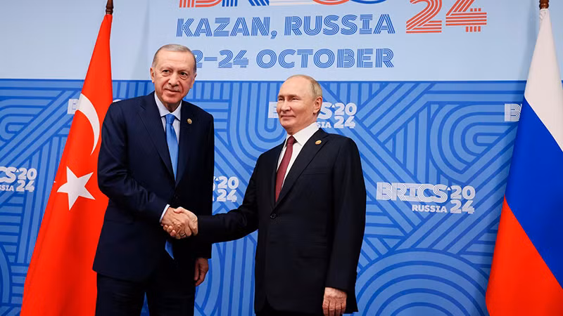 Tổng thống Nga Vladimir Putin và người đồng cấp Thổ Nhĩ Kỳ Recep Tayyip Erdogan gặp nhau bên lề Hội nghị thượng đỉnh BRICS tháng 10 vừa qua tại Kazan. (Ảnh: RIA Novosti)