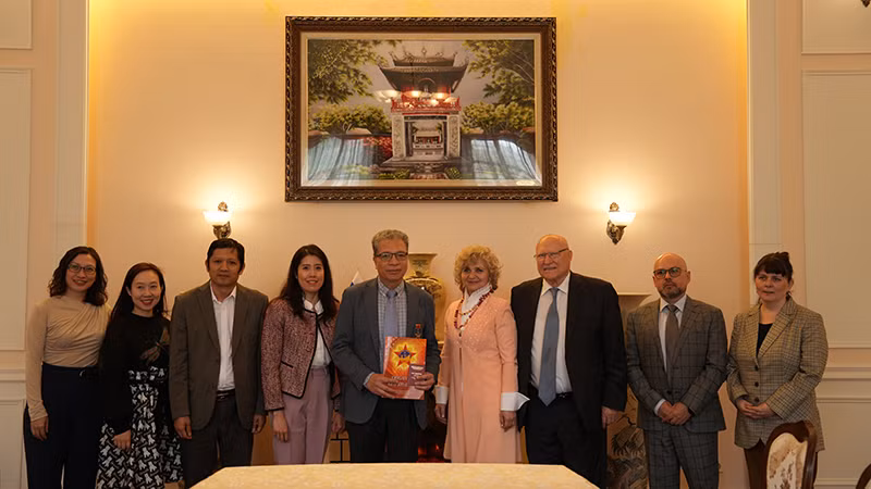 Đại sứ Đặng Minh Khôi và những người tham dự cuộc gặp chụp ảnh lưu niệm. (Ảnh: XUÂN HƯNG)