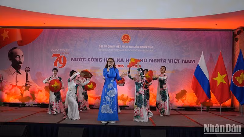 Cô gái Nga Milena Abdullaeva thể hiện ca khúc "Hello Vietnam" tại sự kiện.