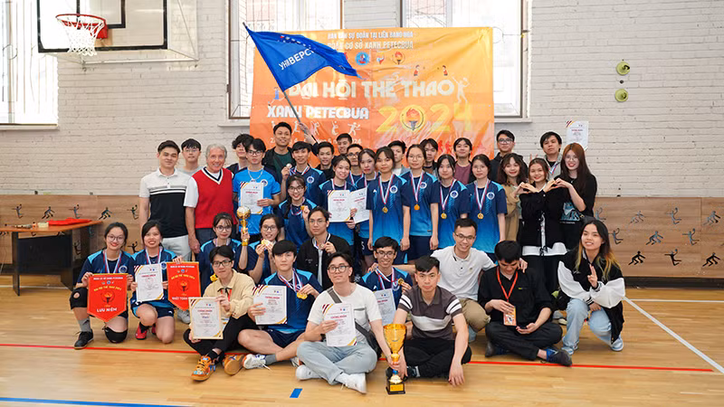 Đoàn vận động viên Đại học Nghiên cứu Quốc gia ITMO giành giải Nhất toàn đoàn. (Ảnh: XUÂN THÌN)