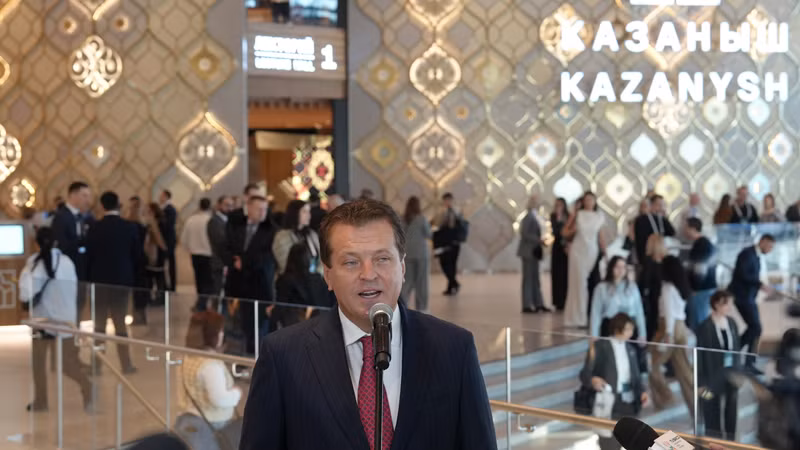 Thị trưởng Kazan Ilsur Mteshin trả lời báo chí trước lễ khai mạc Diễn đàn. (Ảnh: XUÂN HƯNG)