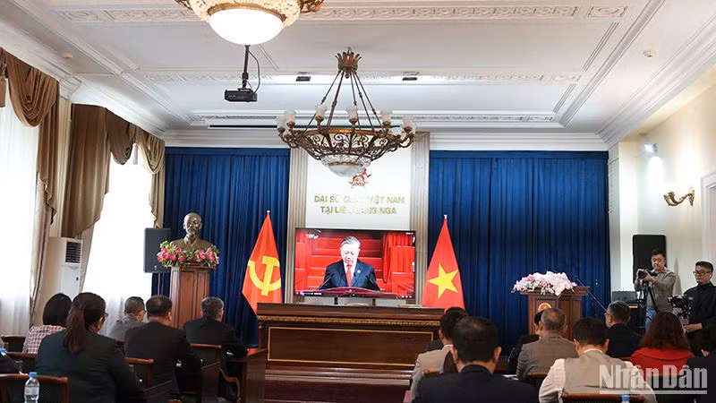 Quang cảnh lễ mít-tinh kỷ niệm 50 năm Ngày Giải phóng miền nam, thống nhất đất nước tại Liên bang Nga.