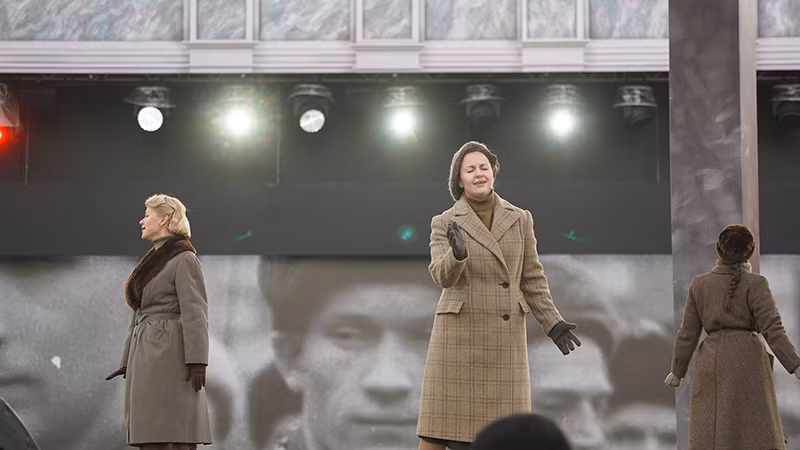 Các nghệ sĩ biểu diễn các ca khúc bất hủ thời Xô-viết.