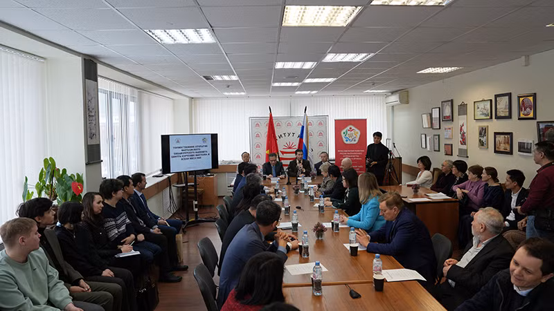 Đại sứ Việt Nam tại Liên bang Nga Đặng Minh Khôi cùng các đại biểu tham dự lễ khánh thành. (Ảnh: XUÂN HƯNG)