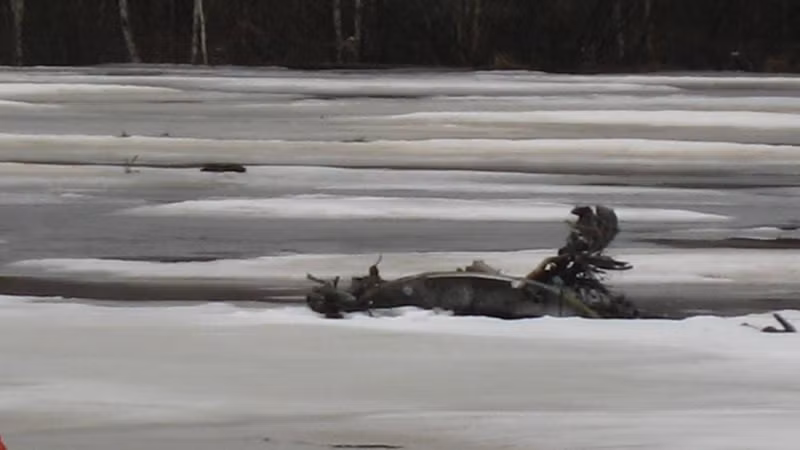 Mảnh vỡ trực thăng được phát hiện tại Hồ Onega. (Ảnh: RIA Novosti)