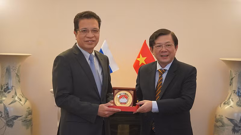 Phó Chủ tịch Ủy ban Trung ương Mặt trận Tổ quốc Việt Nam Nguyễn Hữu Dũng tặng Đại sứ Việt Nam tại Nga Đặng Minh Khôi quà lưu niệm. (Ảnh: XUÂN HƯNG)