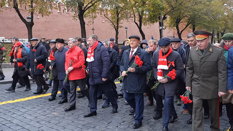 Đoàn đại biểu Đảng Cộng Sản Liên bang Nga tiến vào Quảng Trường Đỏ đặt hoa tại Lăng V.I.Lenin.