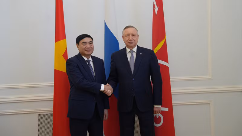 Bí thư Tỉnh ủy Điện Biên Trần Quốc Cường và Thống đốc Saint Petersburg Alexandr Beglov. (Ảnh: XUÂN HƯNG)