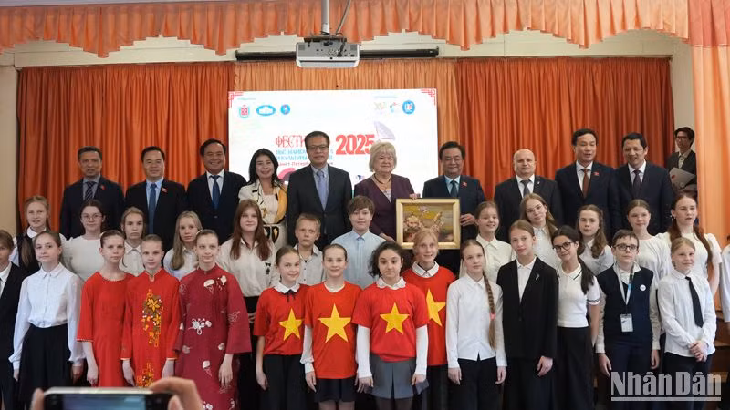 Phó Chủ tịch Quốc hội Lê Minh Hoan chụp ảnh lưu niệm cùng cô và trò trường 488. (Ảnh: XUÂN HƯNG)